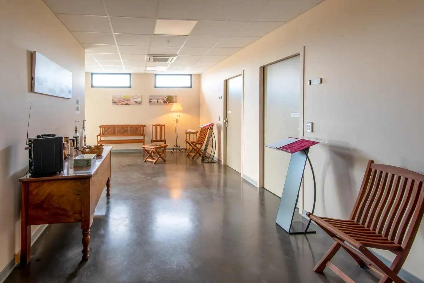 Espace de recueillement et salon d'attente à la chambre funéraire.
