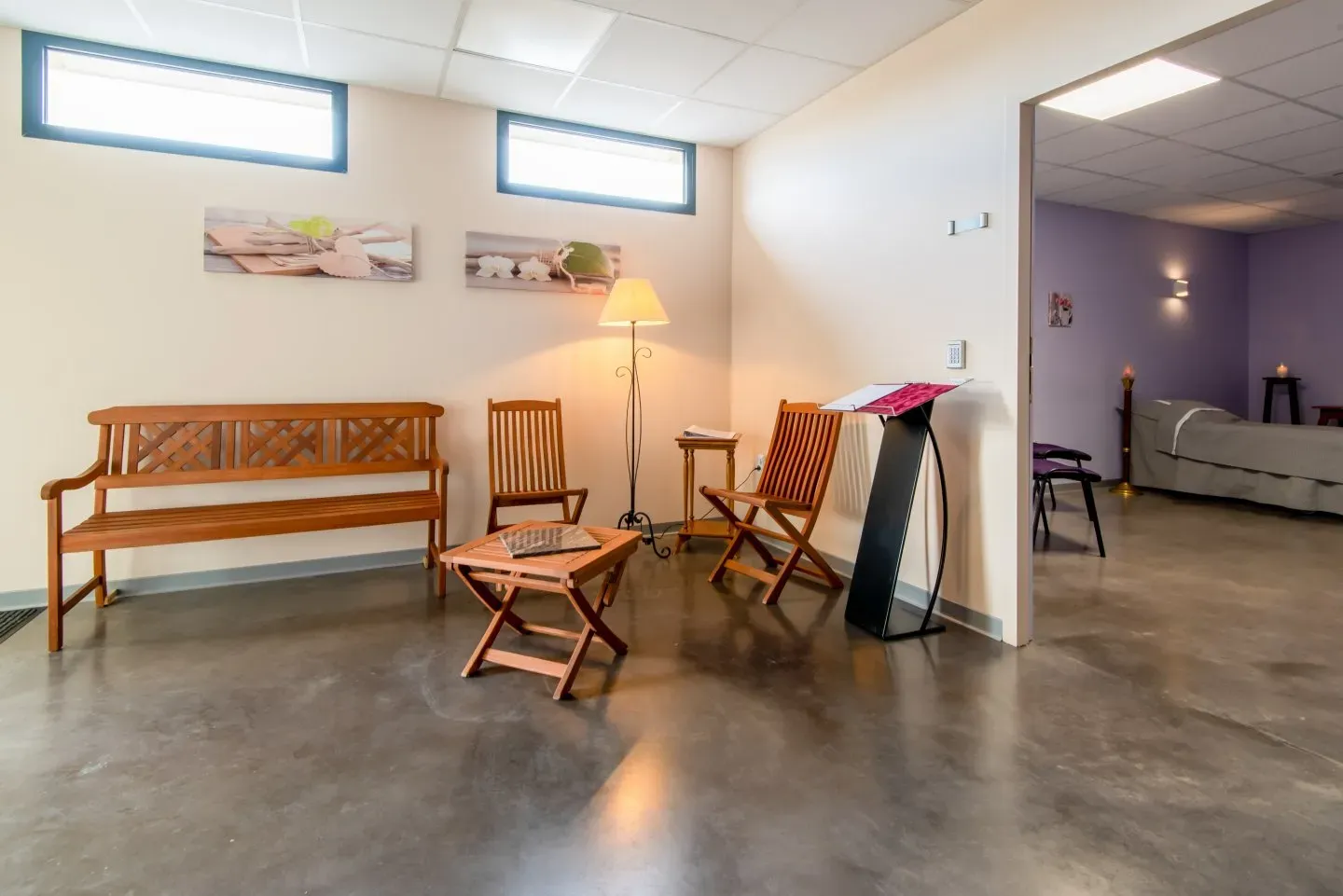 Salon d'attente et de recueillement au sein de la chambre funéraire.