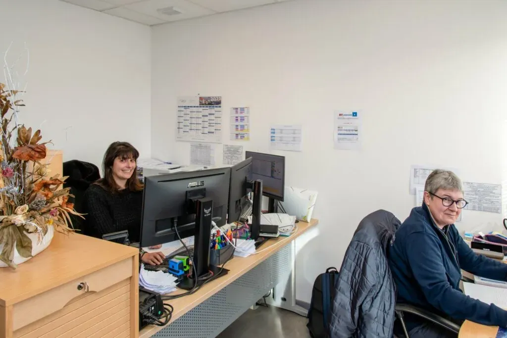 Équipe administrative de l'agence de pompes funèbres au travail.