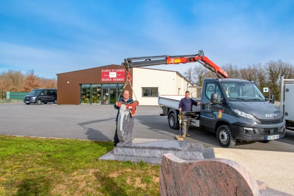 Pose d'un monument funéraire par l'équipe Daout Perrin avec un camion grue.