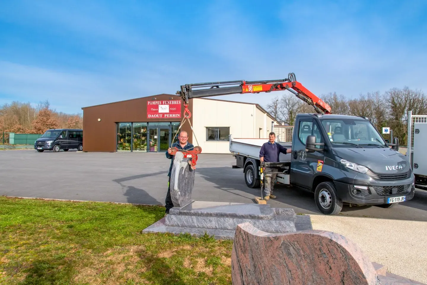 Pose d'un monument funéraire par l'équipe Daout Perrin avec un camion grue.