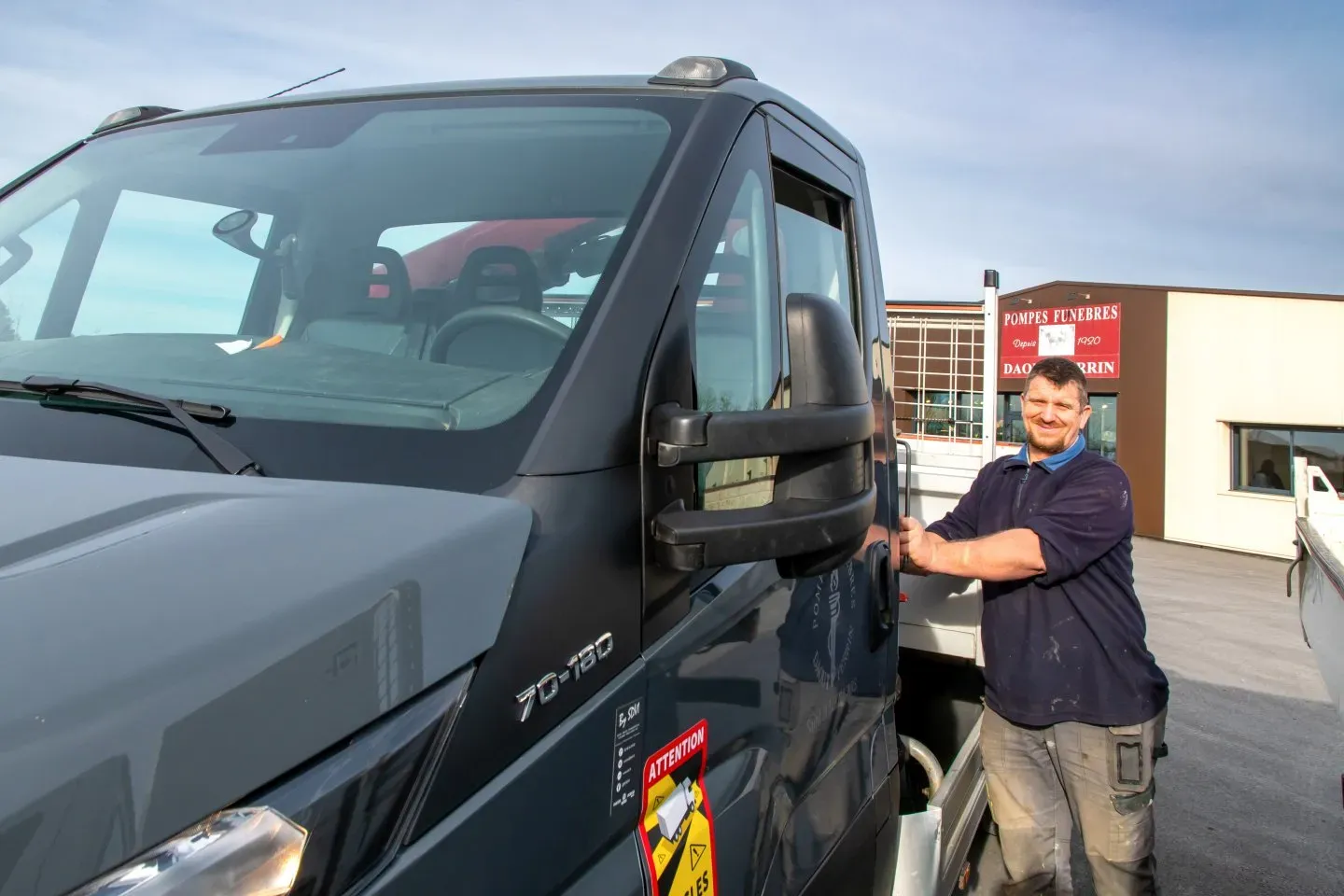 Camion benne d'intervention et de pose de monuments funéraires.